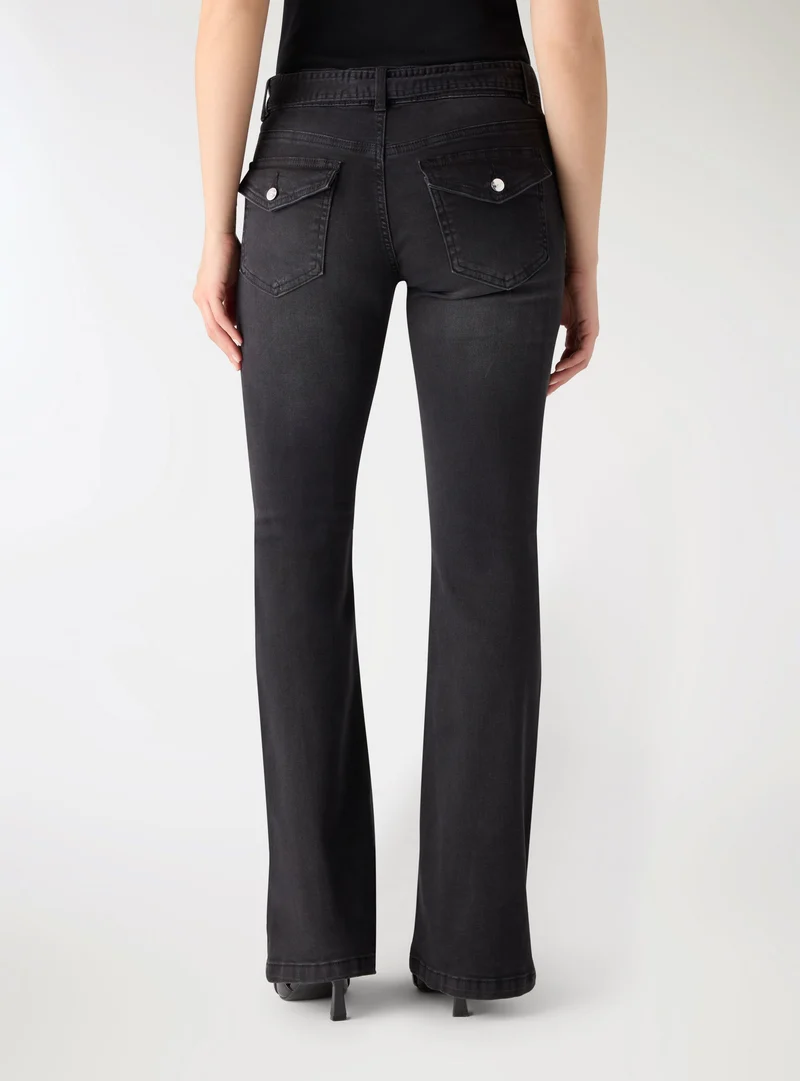 Jeans a zampa vita bassa con cintura