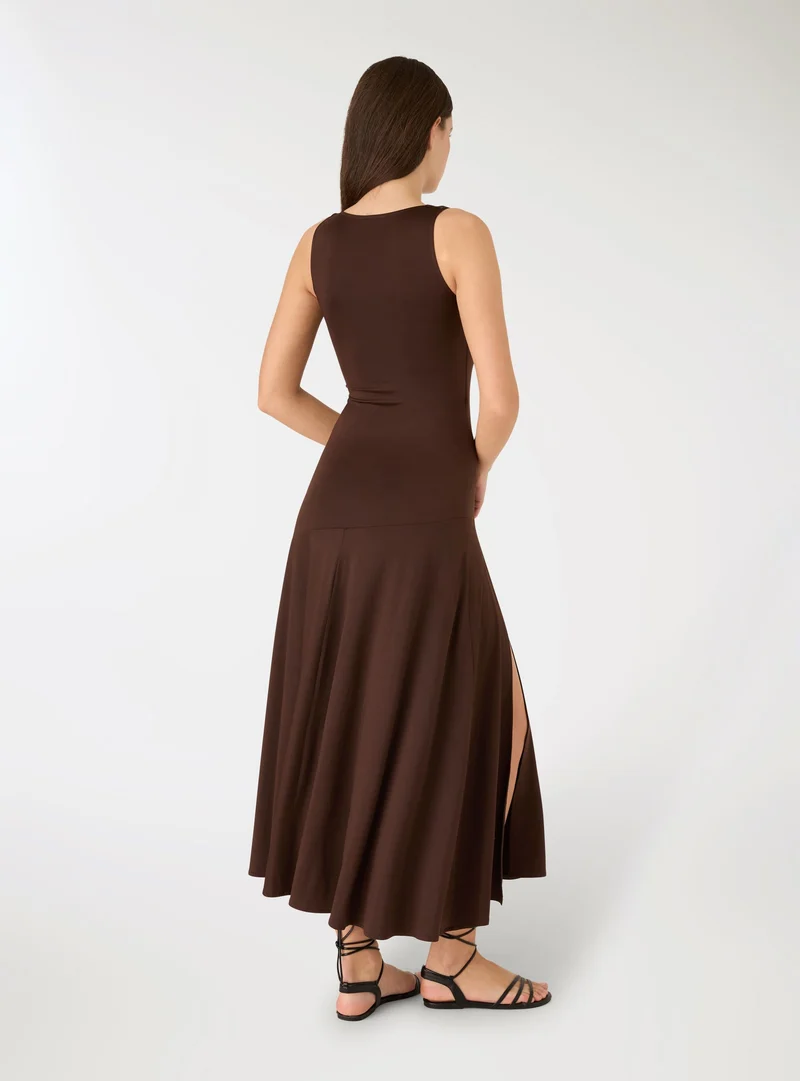 Vestito lungo svasato con spacco .