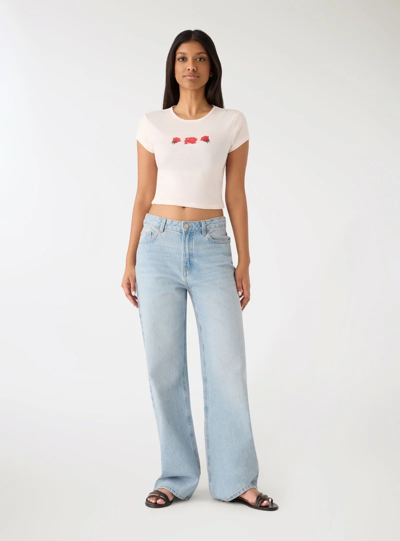 T-shirt crop con stampa rose