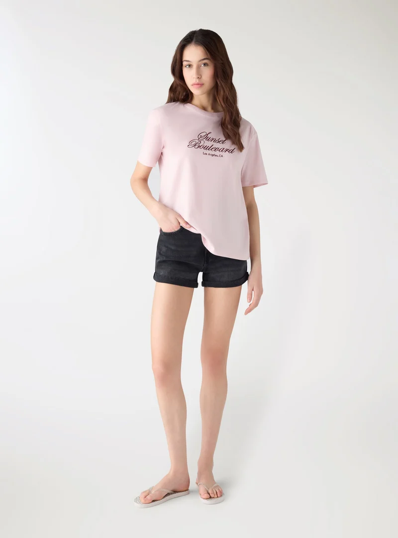 T-shirt ampia con scritta ricamata