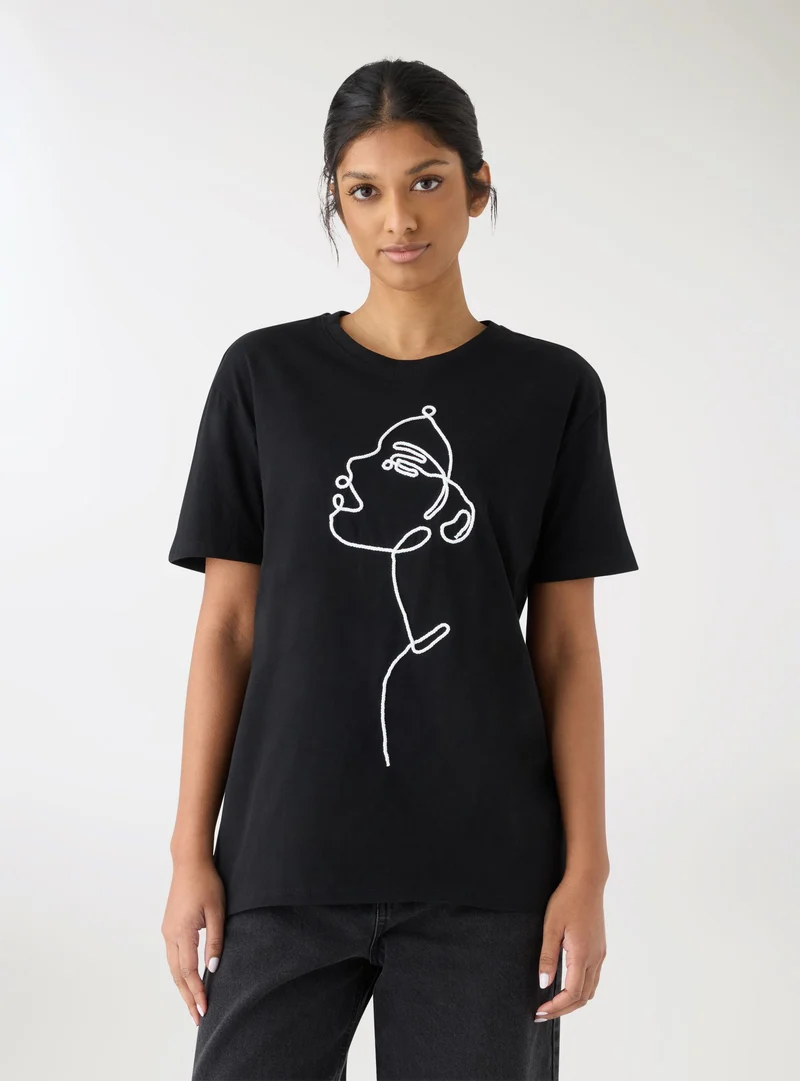 T-shirt con ricamo volto