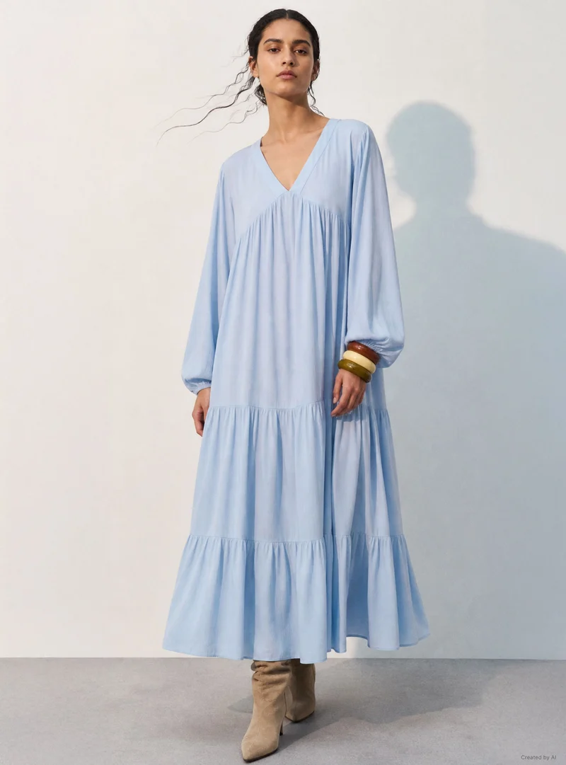 Vestito lungo con balze e scollo a V