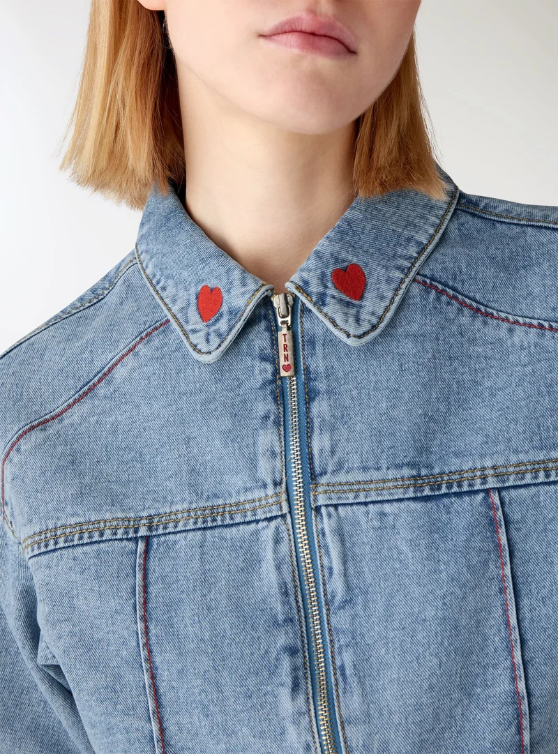 Giubbino crop denim con ricami TRNPOPLAB