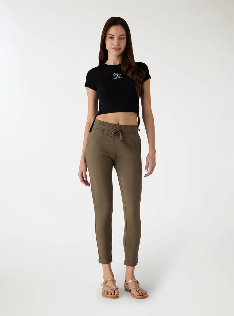 T-shirt crop con stampa e coulisse laterali