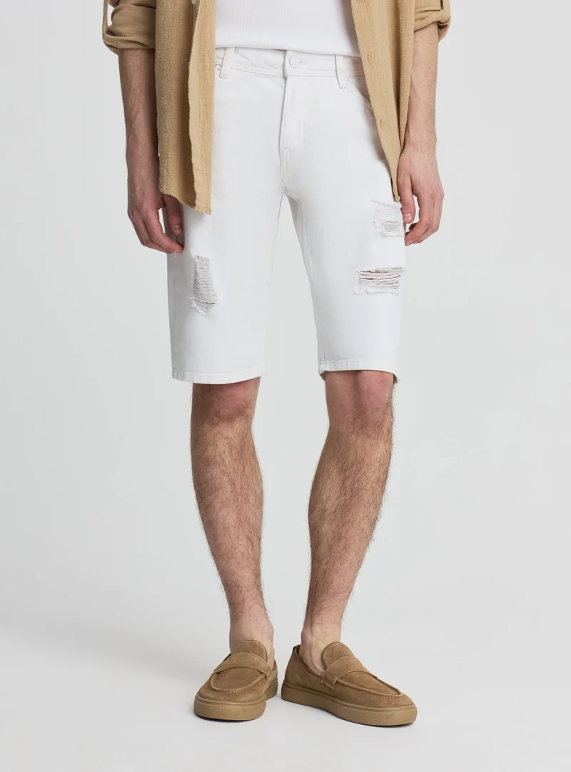 Pantaloncini in denim con strappi