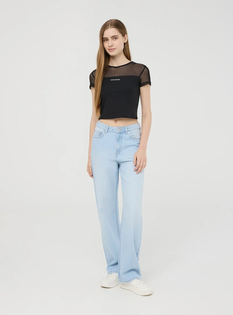 T-shirt crop aderente con scritta e inserto tulle