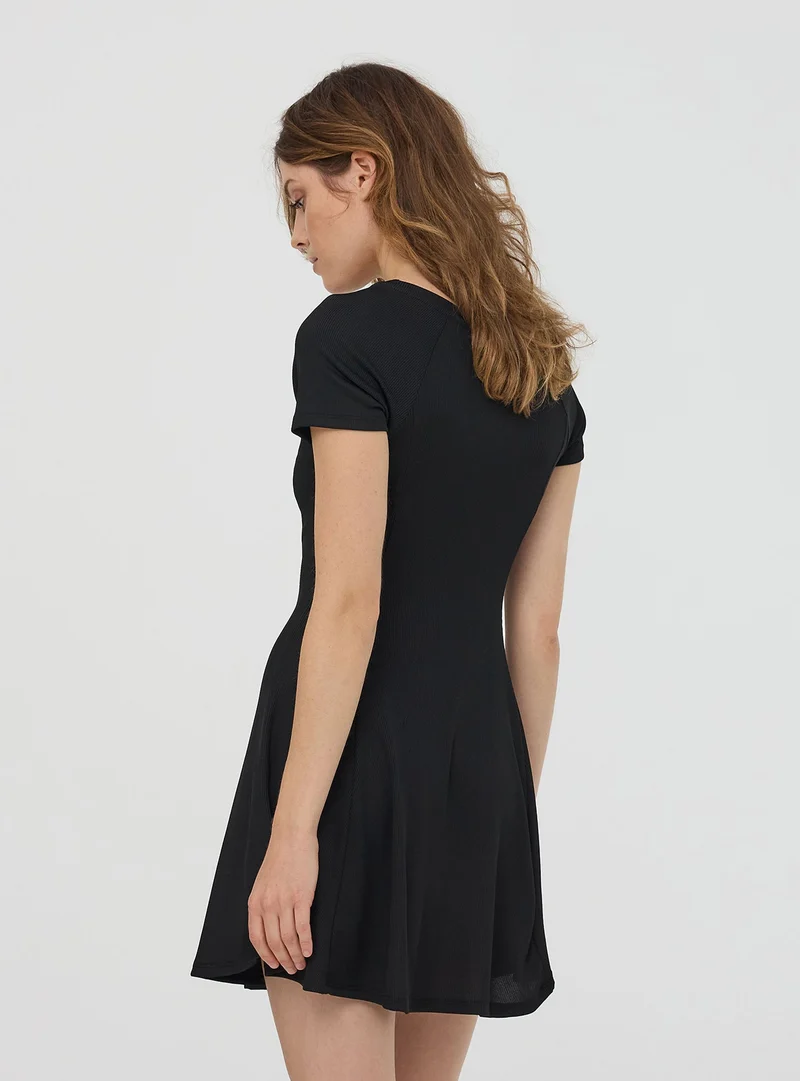 Vestito skater tinta unita a maniche corte