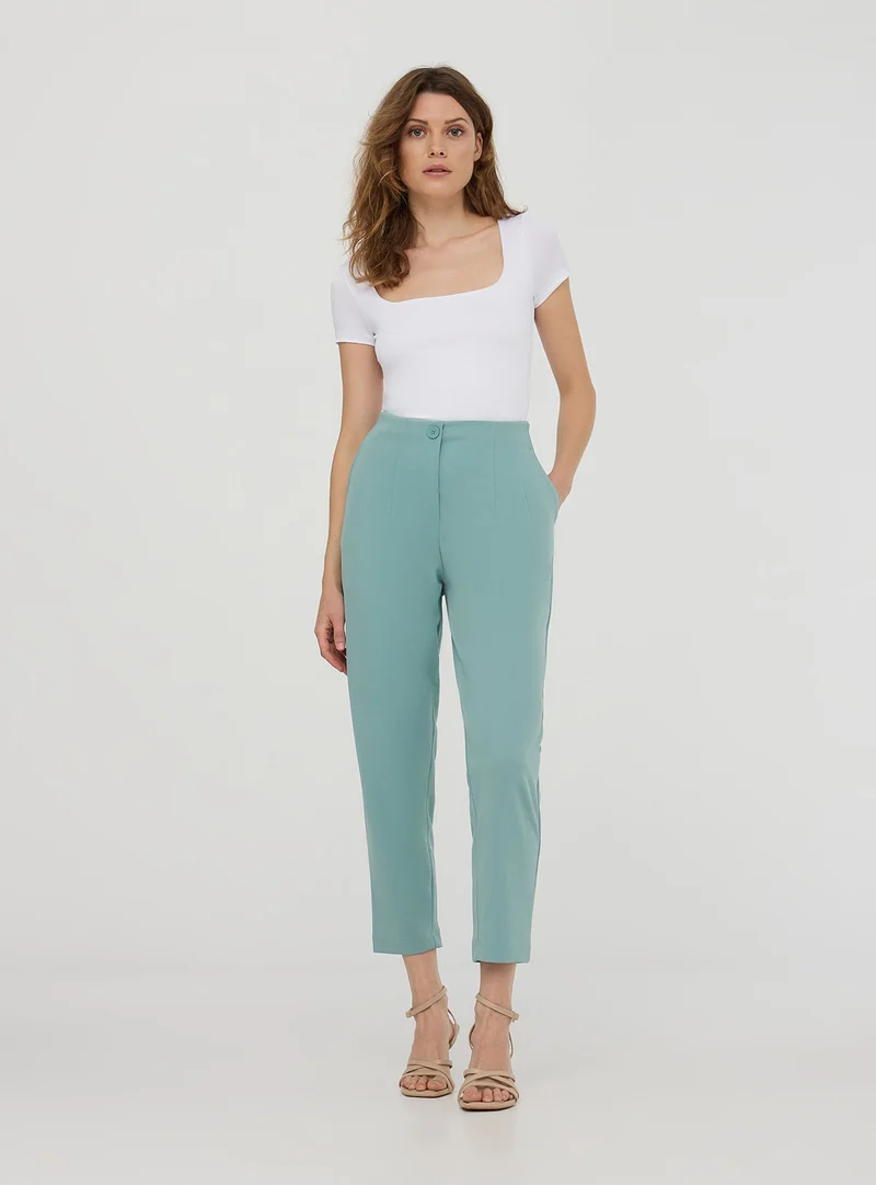T-shirt elasticizzata con scollo ampio