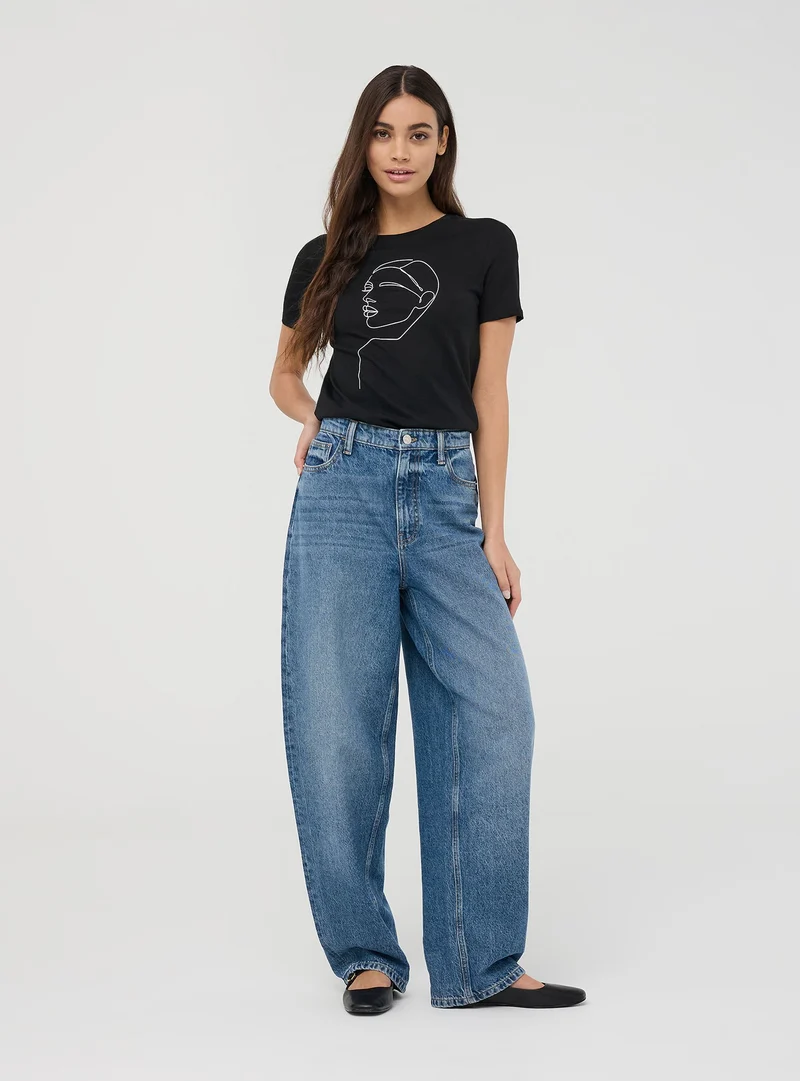 T-shirt con stampa volto astratto