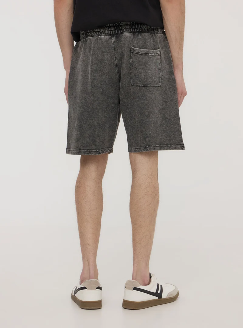 Pantaloncini tuta effetto slavato