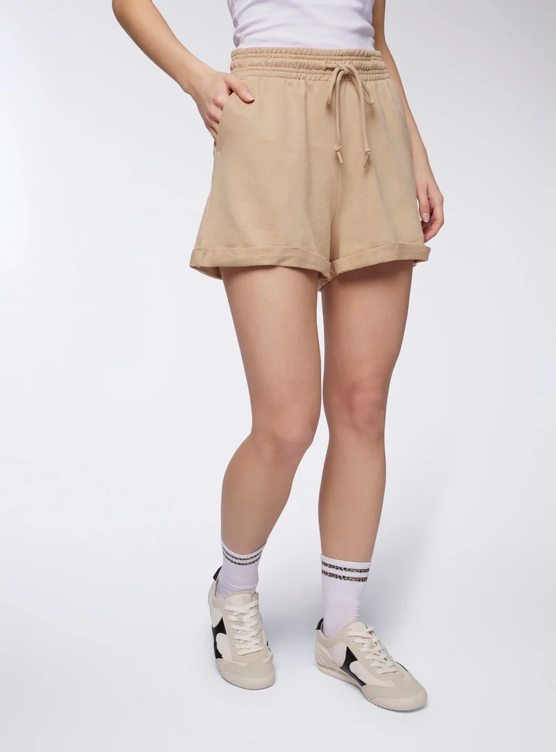 Shorts tuta a vita alta con risvolto