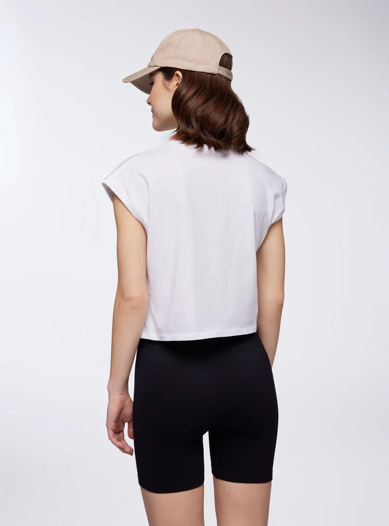 T-shirt crop con maniche ad aletta