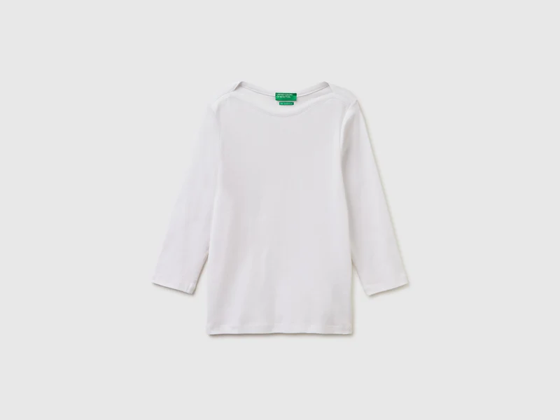 T-shirt slim fit con scollo a barchetta