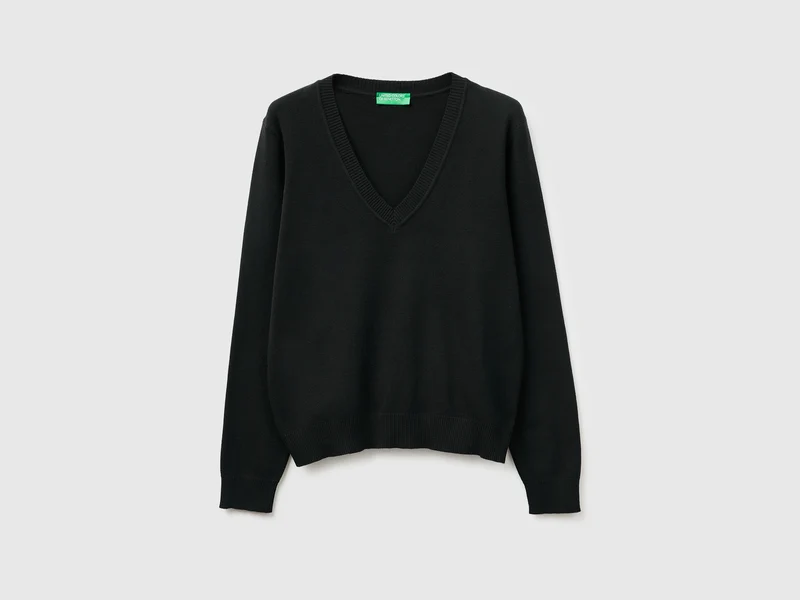 Maglia nera in cotone tricot con scollo a V
