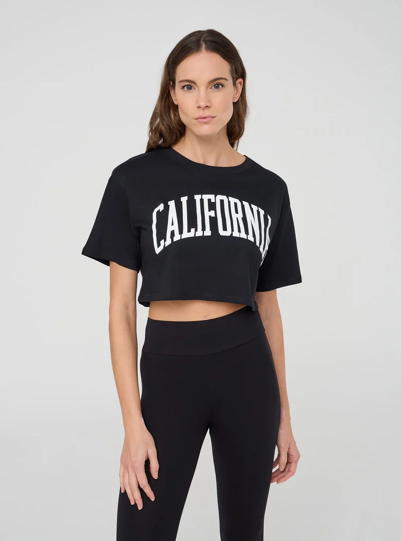 T-shirt crop ampia con stampa college
