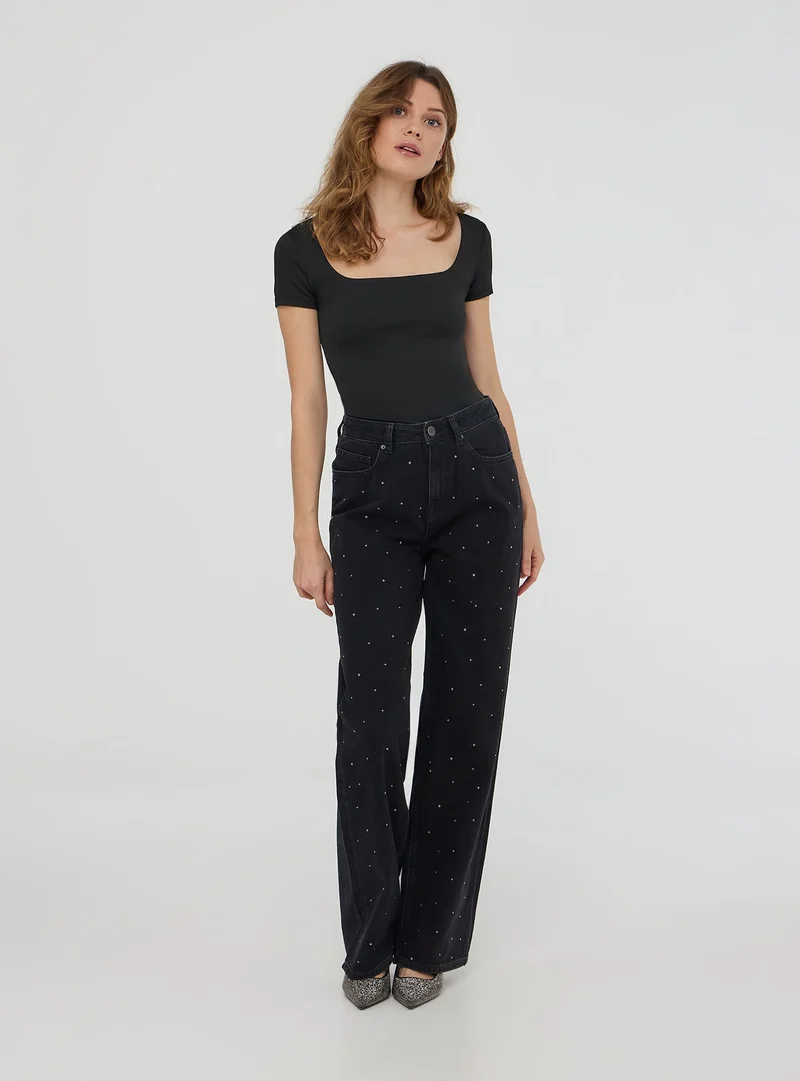 T-shirt elasticizzata con scollo ampio