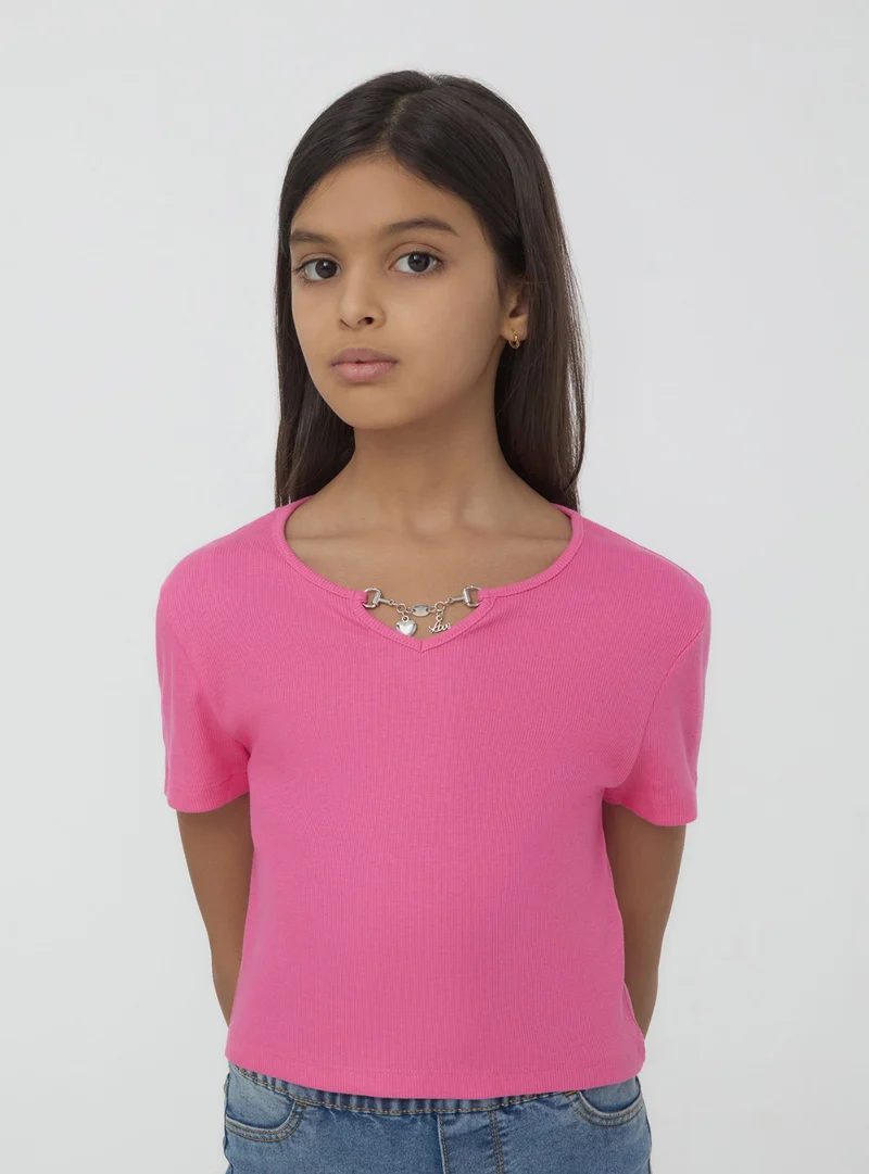 T-shirt crop a costine con applicazione