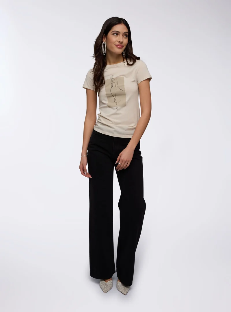 T-shirt slim fit con stampa stilizzata