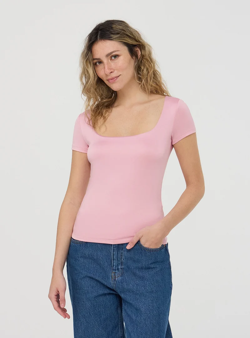 T-shirt elasticizzata con scollo ampio