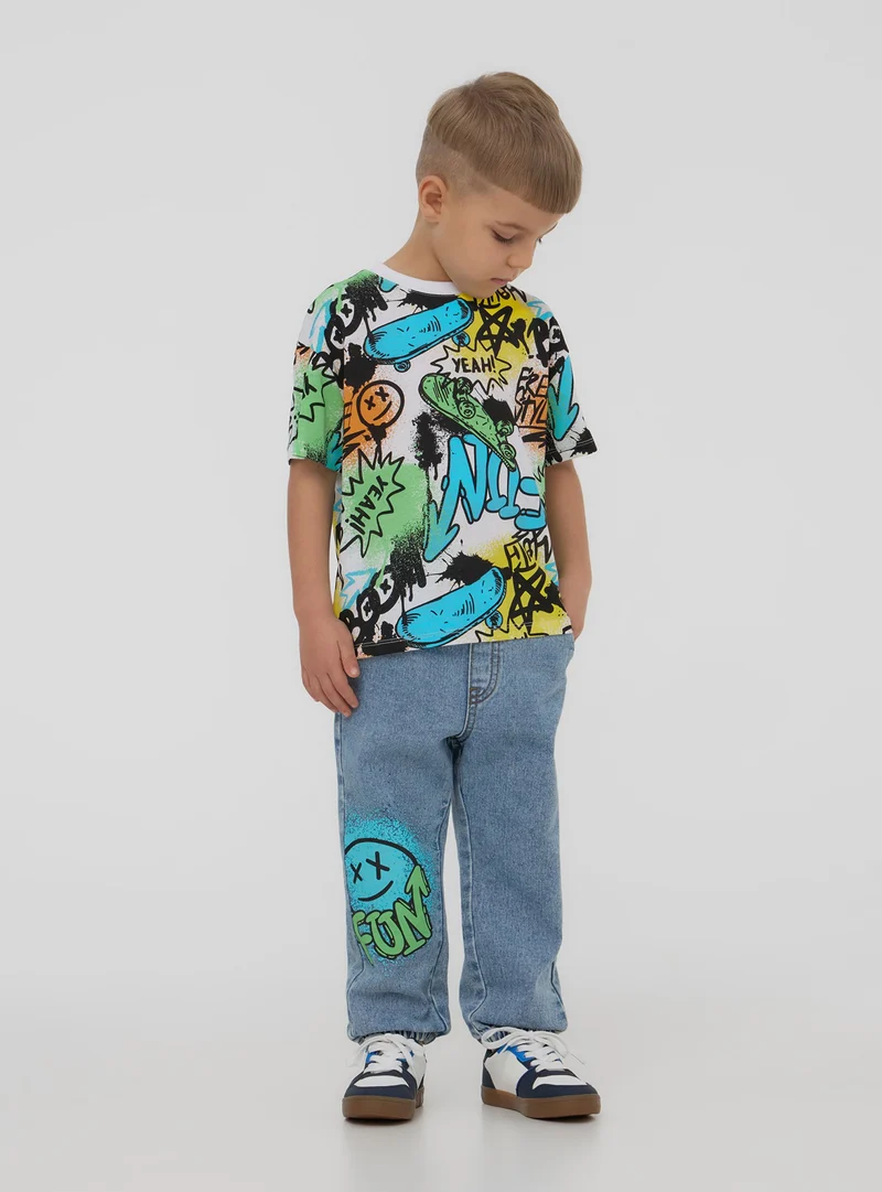T-shirt con stampa all-over graffiti