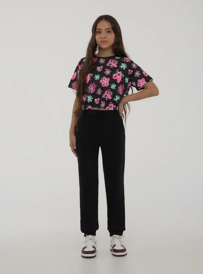 T-shirt crop con fiori e scritte