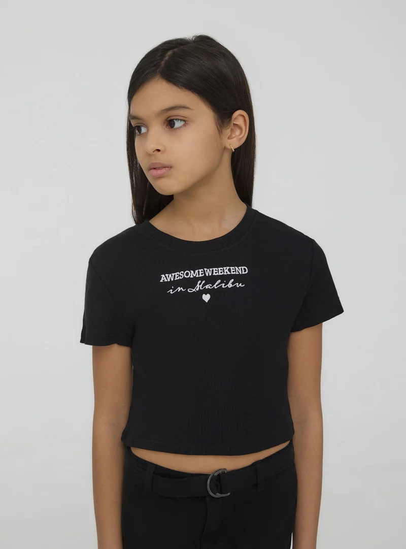 T-shirt crop con scritta ricamata e cuoricino