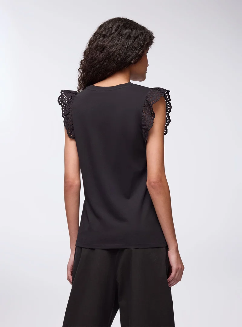 T-shirt con balze in sangallo
