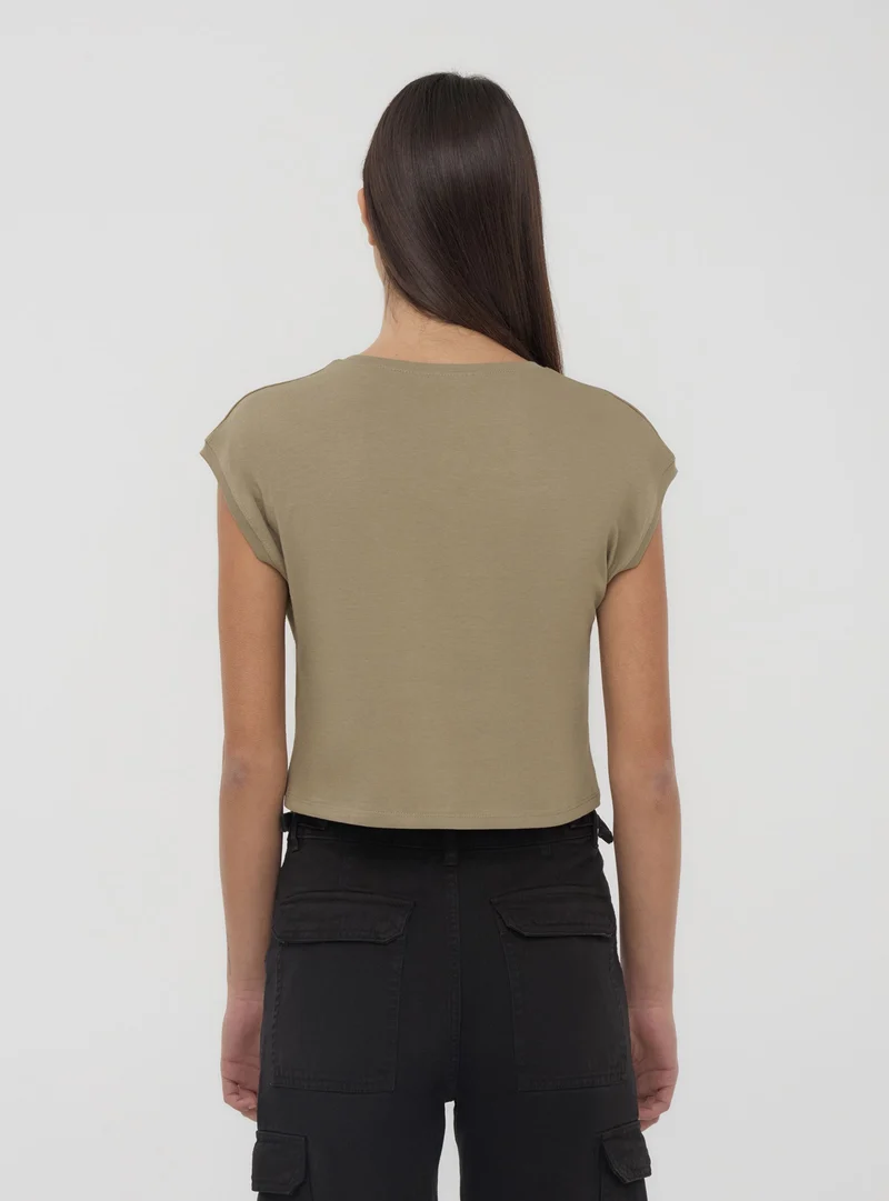T-shirt crop con maniche ad aletta