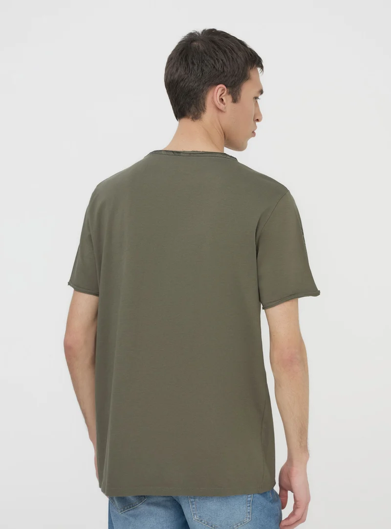 T-shirt con fantasia palme sulle spalle