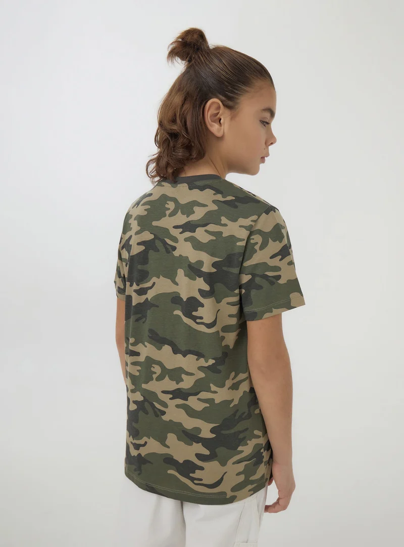 T-shirt mimetica con scritta