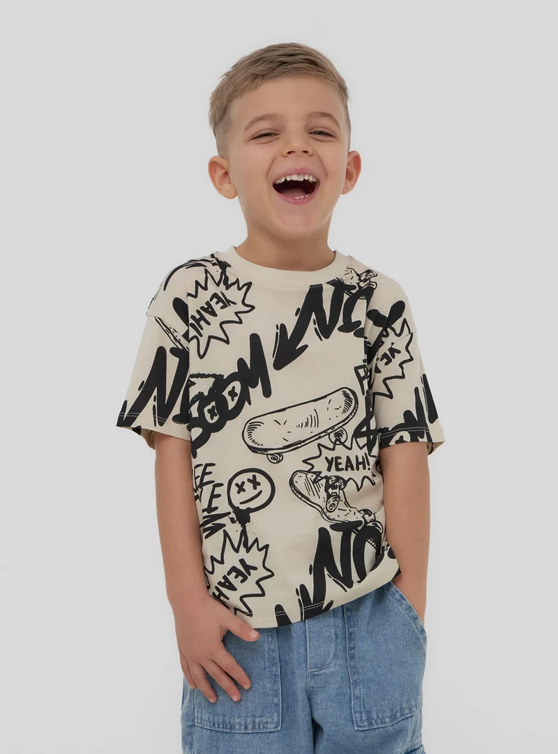 T-shirt con stampa all-over graffiti