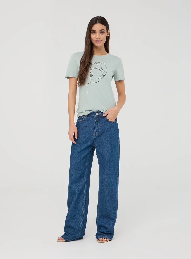 T-shirt con stampa volto astratto