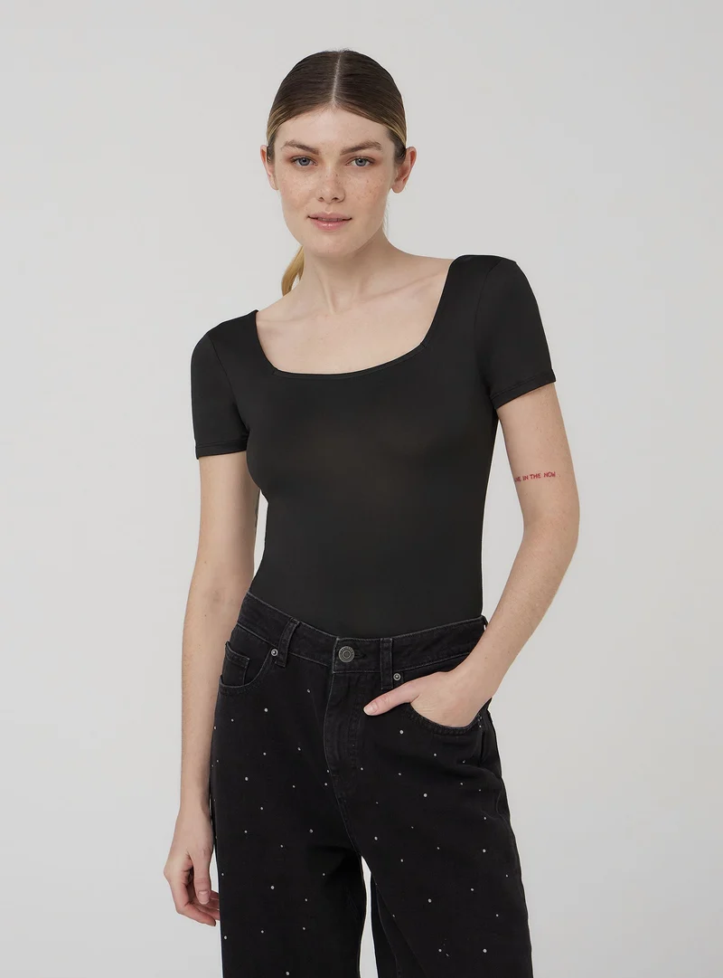 Body elasticizzato con scollo quadrato