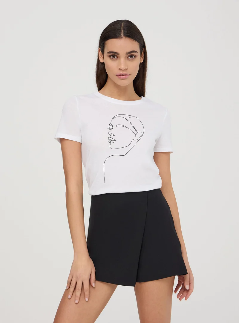 T-shirt con stampa volto astratto