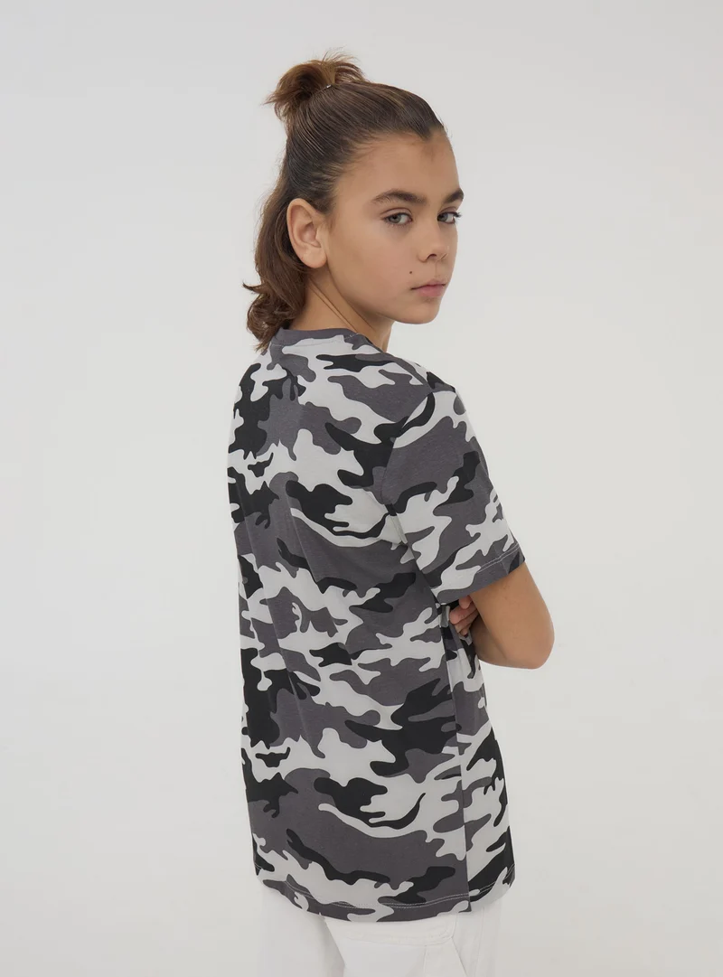 T-shirt mimetica con scritta