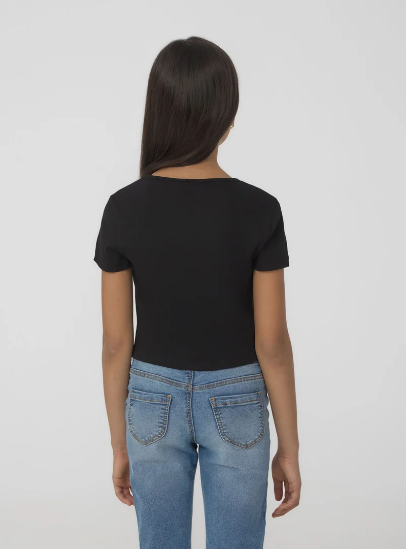 T-shirt crop a costine con applicazione