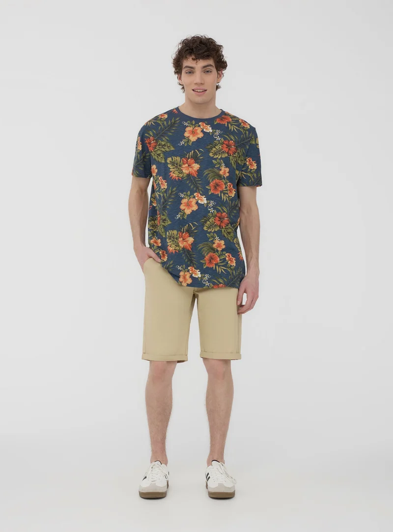 T-shirt con fiori colorati