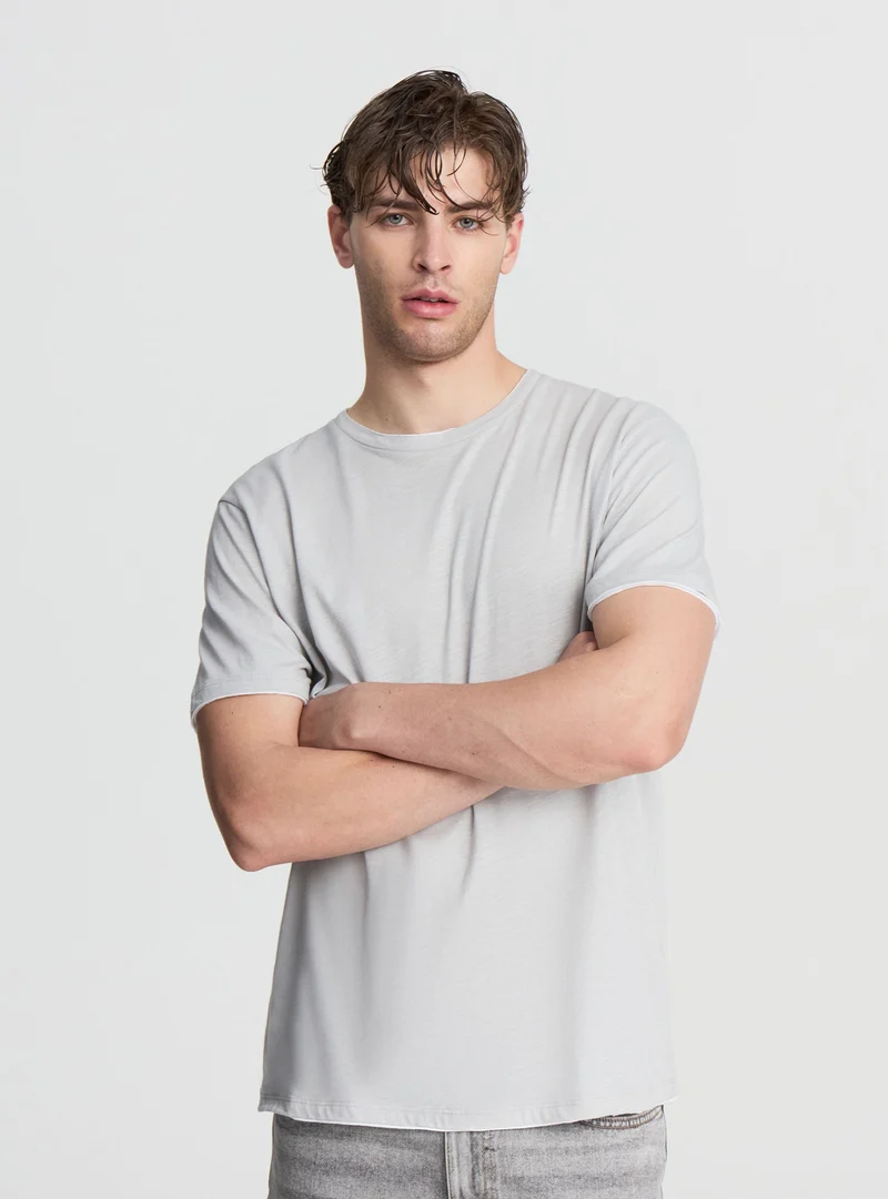 T-shirt doppiata tinta unita
