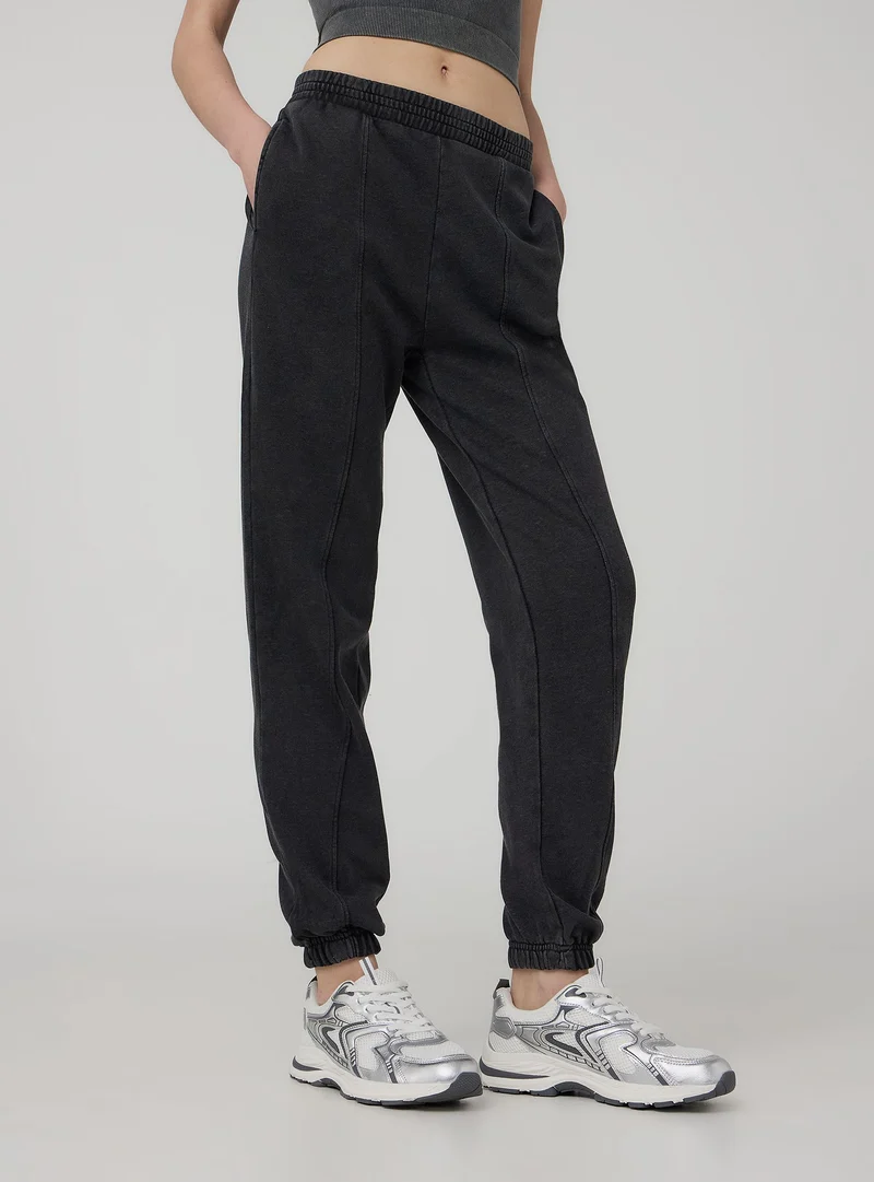 Pantaloni tuta garment-dyed a vita alta con polsini