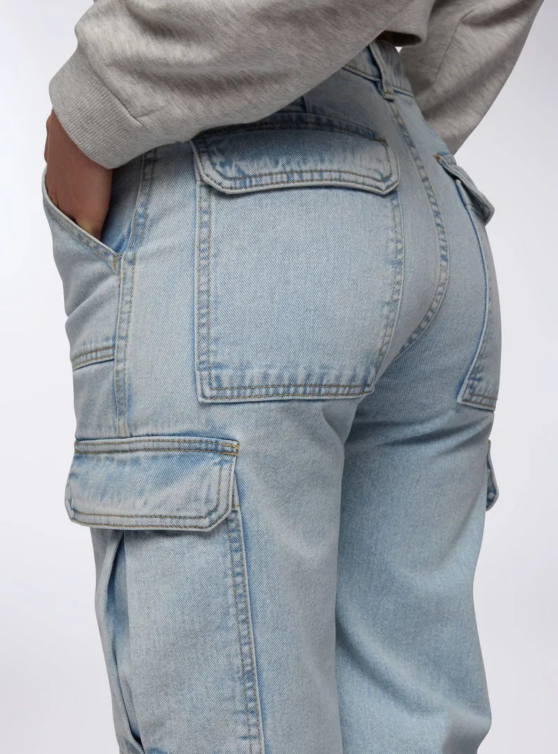 Jeans chiari cargo con fasce regolabili in vita