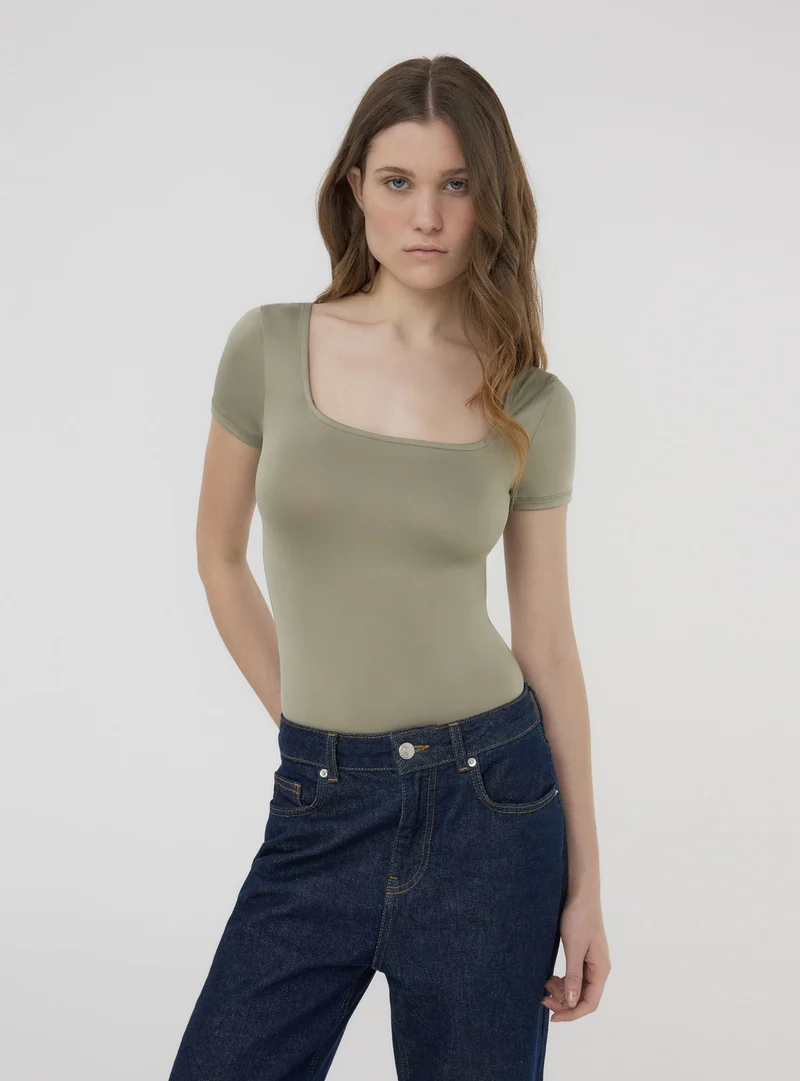 Body elasticizzato con scollo quadrato