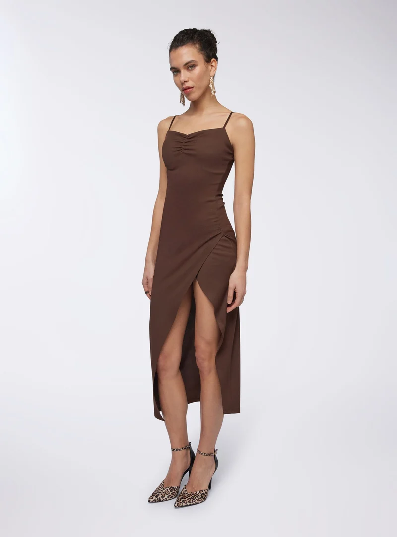 Vestito lungo con spacco e arricciature