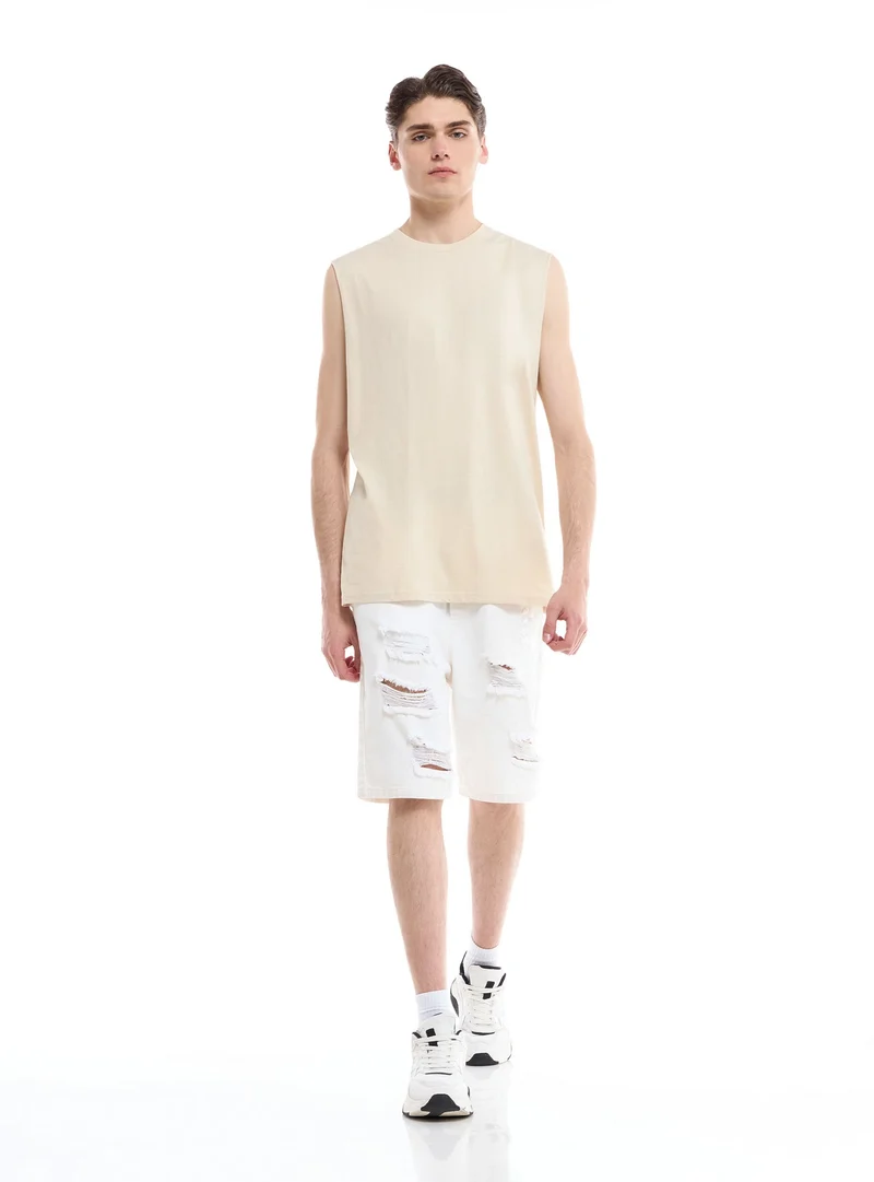 Pantaloncini con strappi e catena