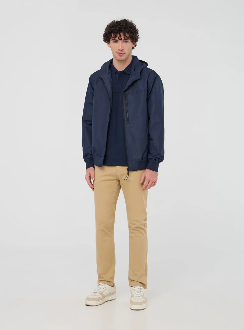 Giubbino leggero in nylon impermeabile con cappuccio