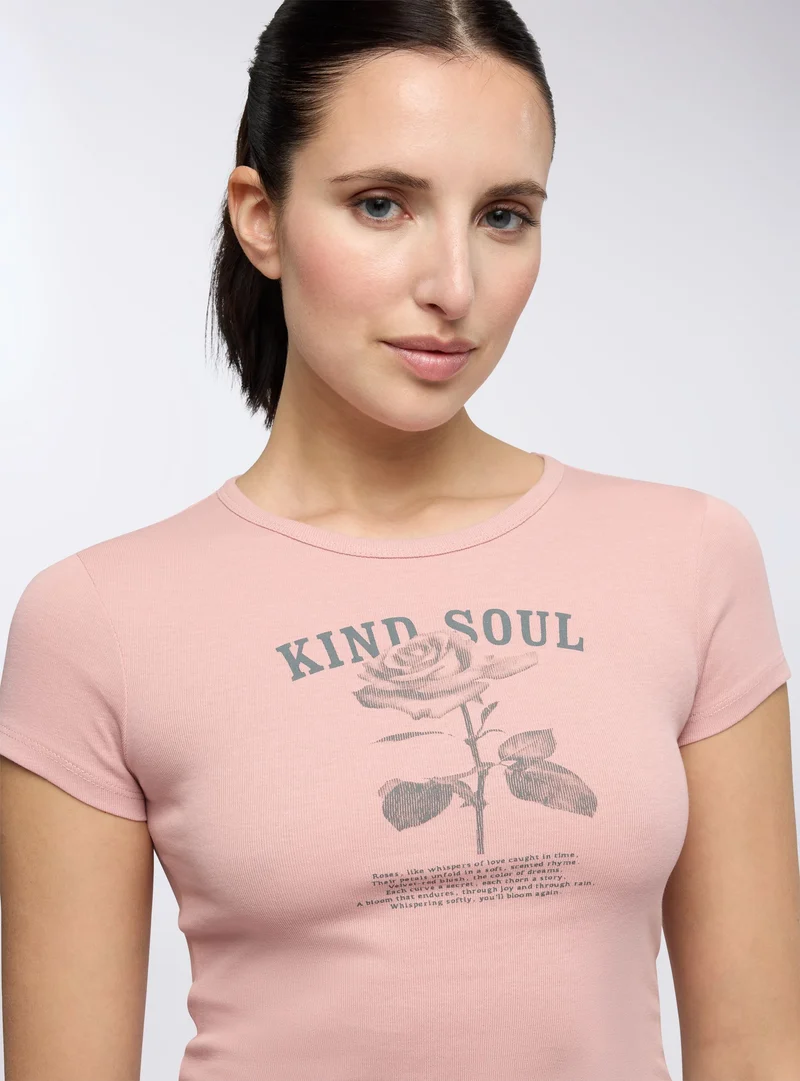 T-shirt crop con stampa rosa