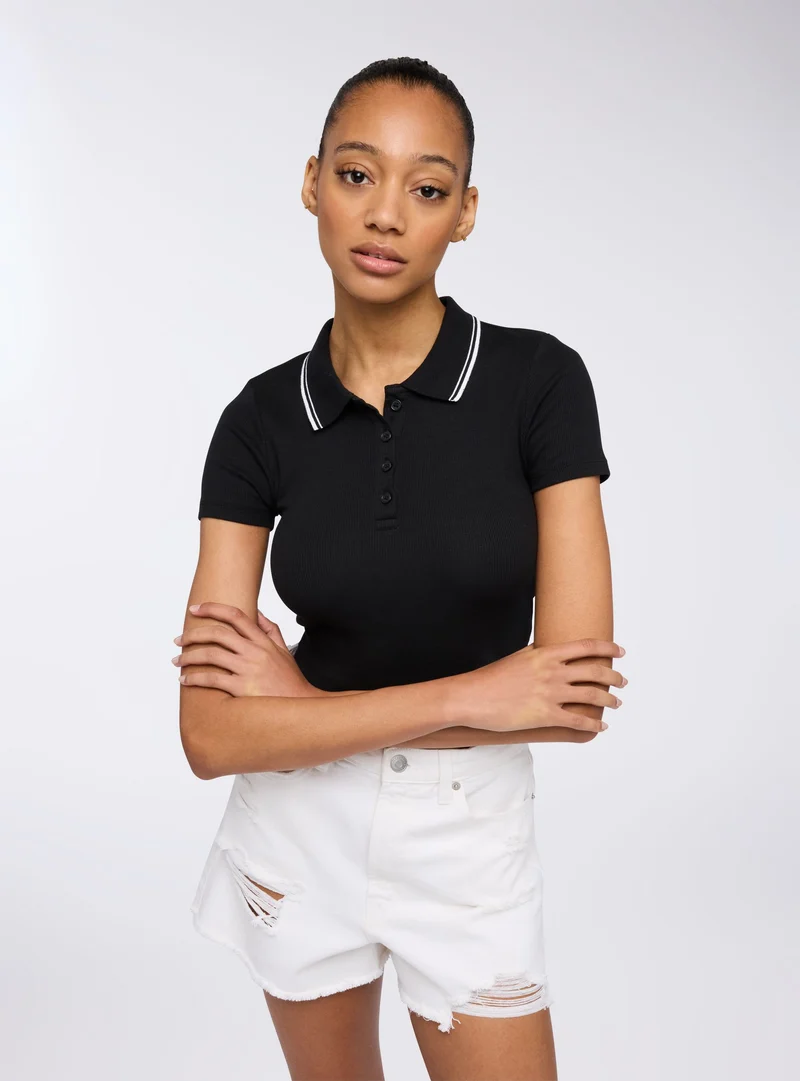 Polo crop con colletto con profili a contrasto