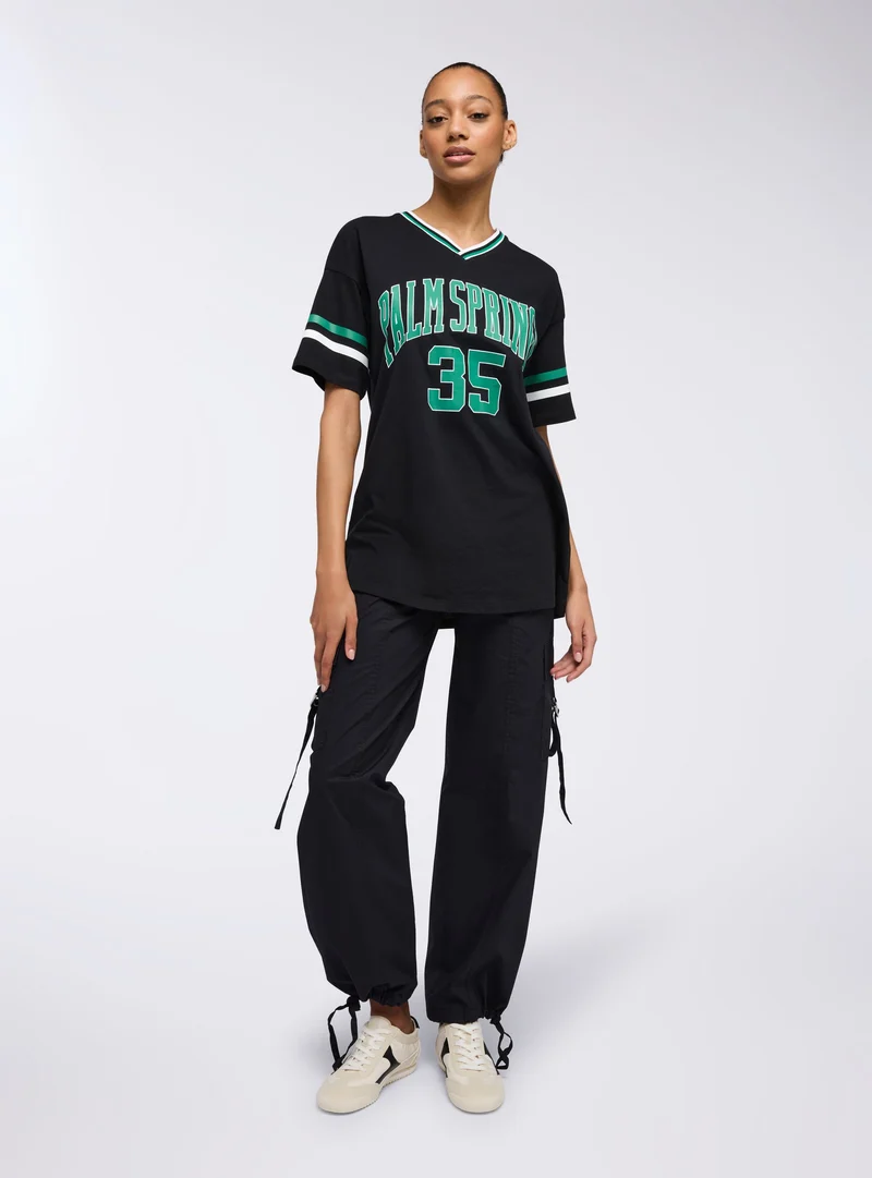 T-shirt maxi con scollo v stampa college