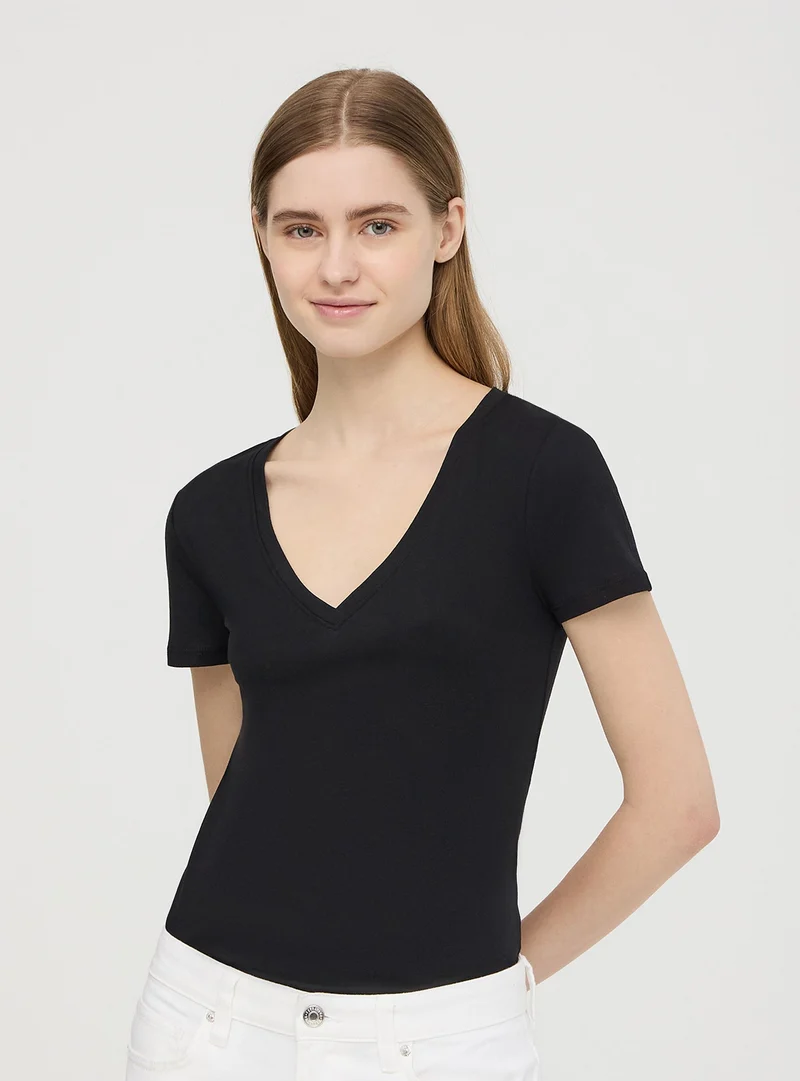 T-shirt scollo a v tinta unita