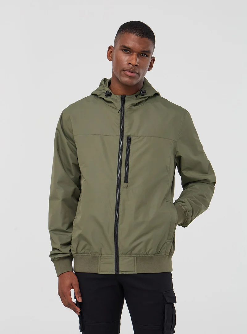Giubbino leggero in nylon impermeabile con cappuccio