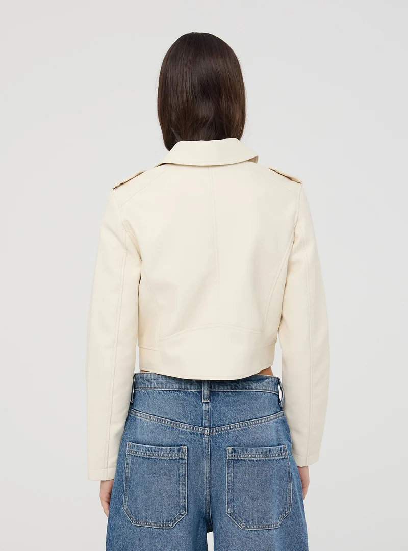 Chiodo crop effetto pelle